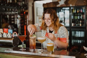 Bar (on property) - SIX Degrees Boutique Hotel (Albany)