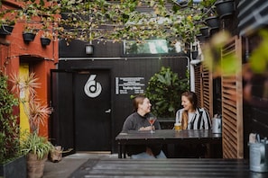 Outdoor dining - SIX Degrees Boutique Hotel (Albany)