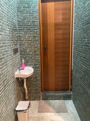 Standard Triple Room | Bathroom