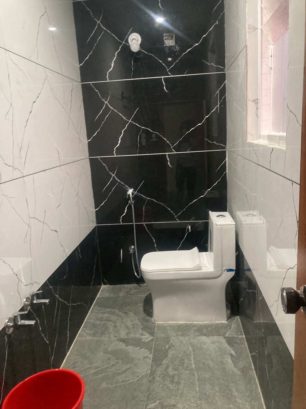 Habitació prèmium | Bany | Tovalloles i paper higiènic 