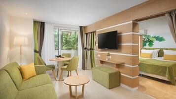 Deluxe Studio, Balcony, Garden View | Living area