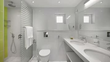 Ducha, secador de pelo, toallas, jabón