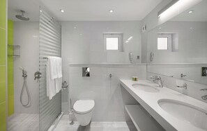 デラックス スタジオ バルコニー ガーデンビュー | バスルーム | シャワー、ヘアドライヤー、タオル、石鹸