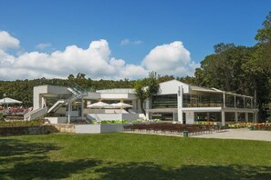 Deluxe-Studio, Balkon, Gartenblick | Unterkunftsgelände