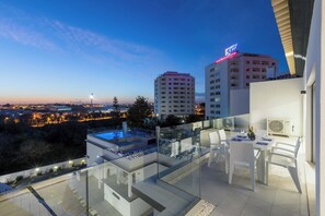 Outdoor dining - Correeira Luxury Residence G (Albufeira)
