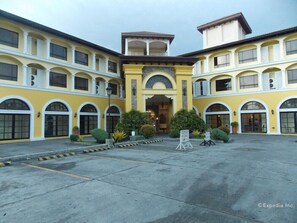 Exterior - Planta Centro Bacolod Hotel and Residences (Bacolod)
