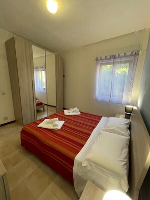 Tabla de planchar con plancha, wifi, ropa de cama