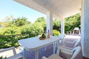 Outdoor dining - Apartment 'Con Vista Mare' with Sea View, Wi-Fi and Air Conditioning (Valledoria)