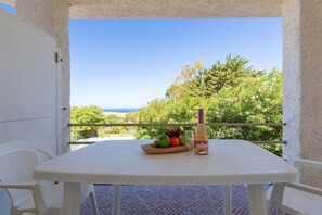 Outdoor dining - Apartment 'Con Vista Mare' with Sea View, Wi-Fi and Air Conditioning (Valledoria)