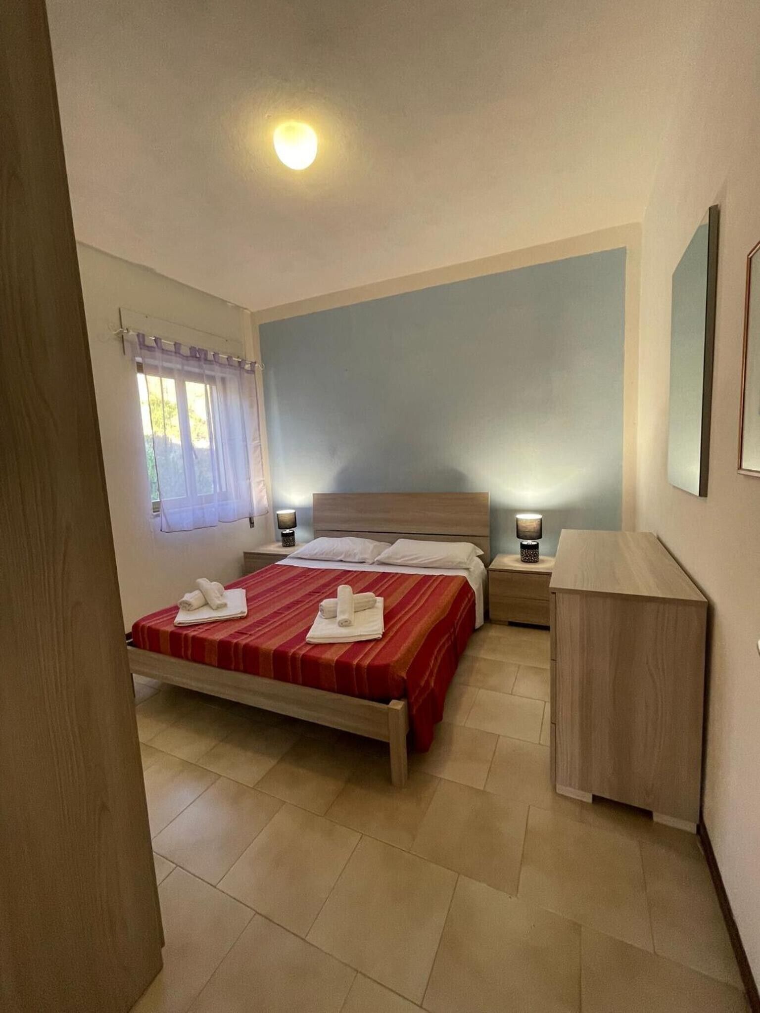 Een strijkplank/strijkijzer, wifi, beddengoed