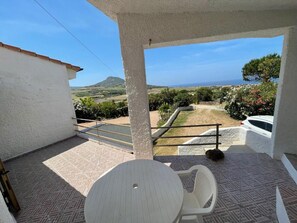 Outdoor dining - Apartment 'Con Terrazza' with Sea View, Wi-Fi and Air Conditioning (Valledoria)