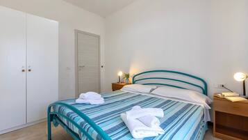 2 habitaciones, tabla de planchar con plancha, wifi y ropa de cama