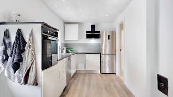 Réfrigérateur, micro-ondes, plaque de cuisson, lave-vaisselle