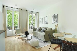 Living area - Lovely Apartment Center of Paris (Paris)