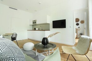 Fridge, microwave, stovetop, coffee/tea maker - Lovely Apartment Center of Paris (Paris)