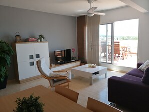 Living area - Àtic Sant Jordi, terrace, spectacular views 20m from the beach, no elevator (L'Ampolla)