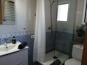 Shower, hair dryer, towels, soap - Àtic Sant Jordi, terrace, spectacular views 20m from the beach, no elevator (L'Ampolla)