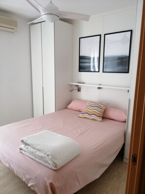 Iron/ironing board, Internet, bed sheets - Àtic Sant Jordi, terrace, spectacular views 20m from the beach, no elevator (L'Ampolla)