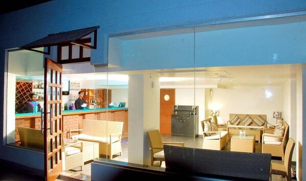 Outdoor dining - Keys The Aures Hotel (Chhatrapati Sambhajinagar)