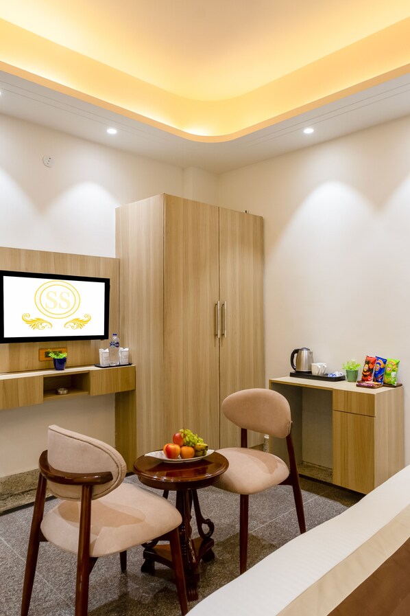 Superior Room | Dining - Hotel Silver Star (Greater Noida)