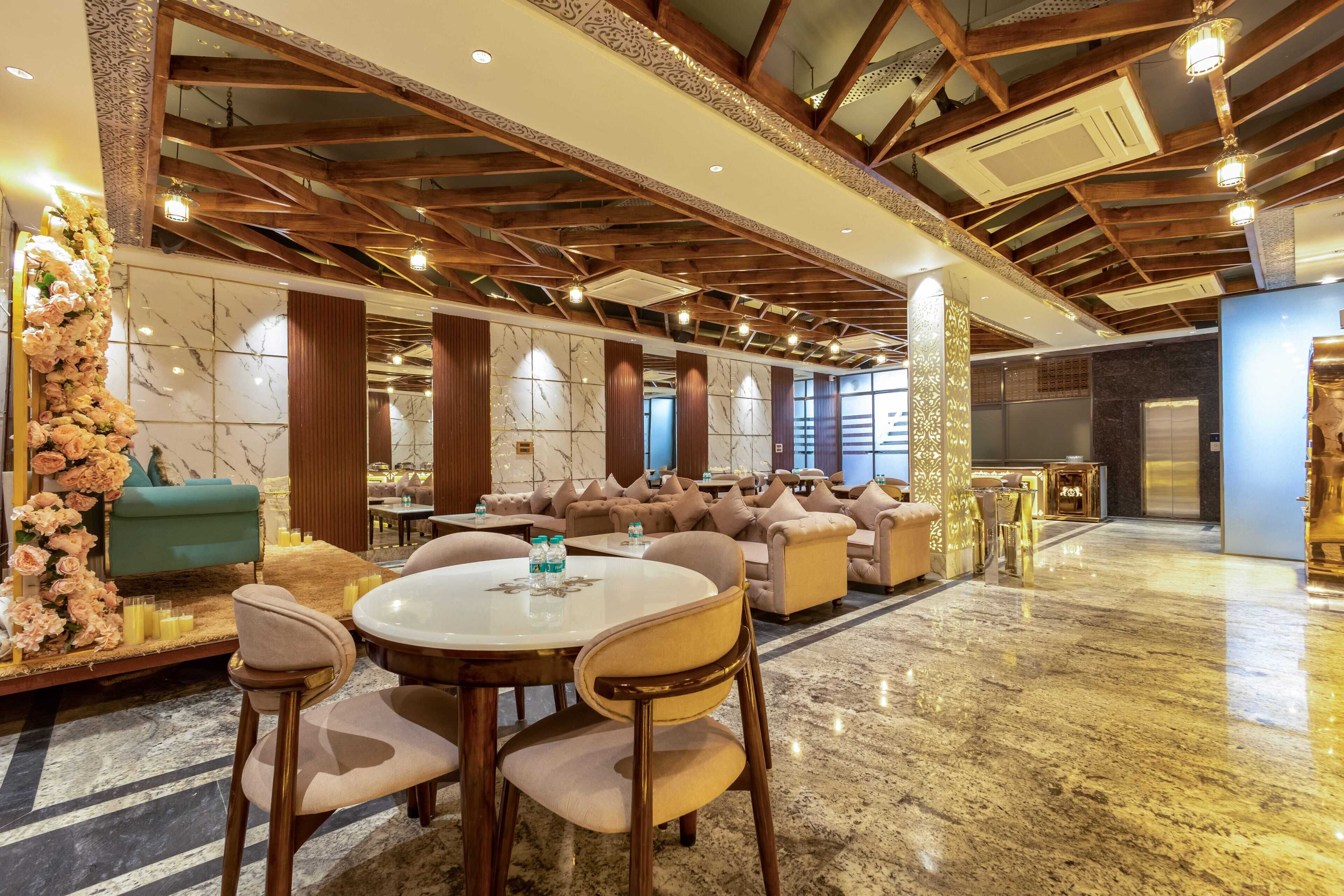 Eine großzügige Lobby mit hoher Decke, Marmorböden und einer Sitzecke mit Sofas und Sesseln.