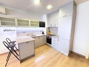 Fridge, microwave, oven, coffee/tea maker - Renovated beachfront apartment in Roses, air conditioning and elevator (Roses)