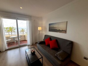 TV - Renovated beachfront apartment in Roses, air conditioning and elevator (Roses)