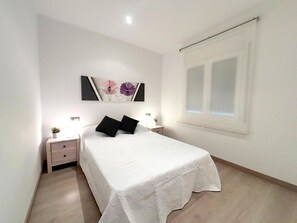 1 bedroom - Renovated beachfront apartment in Roses, air conditioning and elevator (Roses)