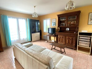 Living area - New house 3 rooms, near beach in Locmaria, sleeps 6-8 (Groix)