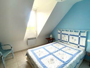 4 bedrooms - New house 3 rooms, near beach in Locmaria, sleeps 6-8 (Groix)