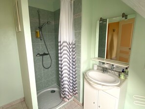 Bathroom - New house 3 rooms, near beach in Locmaria, sleeps 6-8 (Groix)