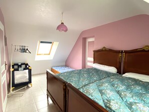4 bedrooms - New house 3 rooms, near beach in Locmaria, sleeps 6-8 (Groix)