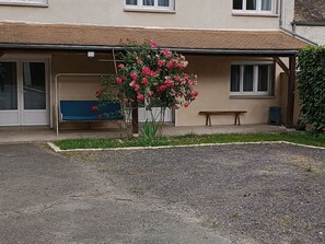 Exterior - Spacious Lodge in Nargis with Private Parking, Near Paris (Nargis)