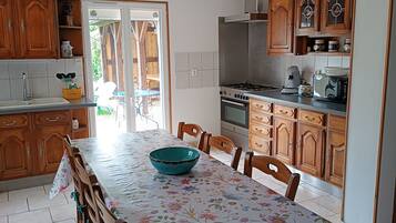 Een koelkast, een microgolfoven, een vaatwasser