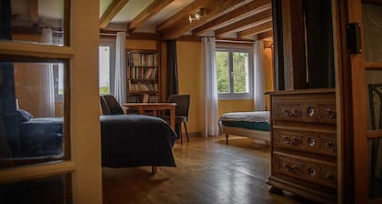 Spacious Lodge in Nargis with Private Parking, Near Paris