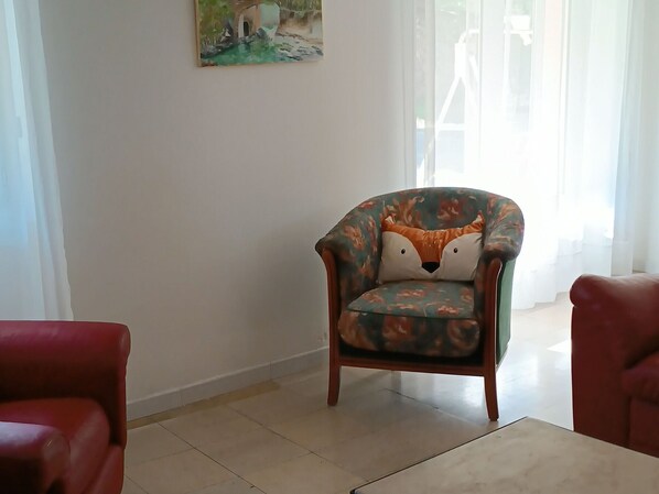 Living area - Spacious Lodge in Nargis with Private Parking, Near Paris (Nargis)