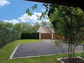 Property grounds - Spacious Lodge in Nargis with Private Parking, Near Paris (Nargis)