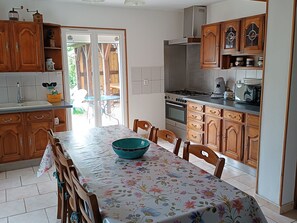 Private kitchen - Spacious Lodge in Nargis with Private Parking, Near Paris (Nargis)