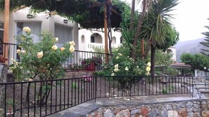 Property grounds - Irida Hotel and Apartments (Apokoronas)