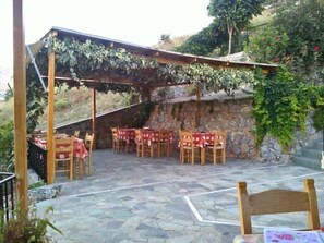 Outdoor dining - Irida Hotel and Apartments (Apokoronas)