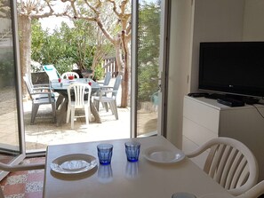 Dining - Cozy Ground-Floor Apartment for 6 with Garden, 100m from Beach, Pet-Friendly (Narbonne-Narbonne Plage-Narbonne Plage)