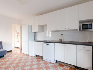 Fridge, microwave, stovetop, dishwasher - Cozy Ground-Floor Apartment for 6 with Garden, 100m from Beach, Pet-Friendly (Narbonne-Narbonne Plage-Narbonne Plage)