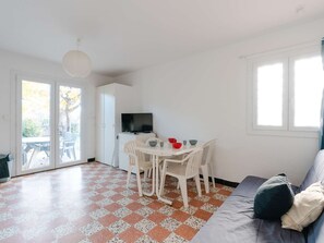 Interior - Cozy Ground-Floor Apartment for 6 with Garden, 100m from Beach, Pet-Friendly (Narbonne-Narbonne Plage-Narbonne Plage)