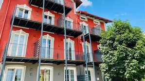 A multi-story building with balconies and windows. - Luna Apartment Passau - Balcony - Kitchen - Self Checkin - Parking lot (Passau)
