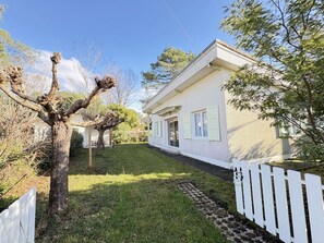 Exterior - Cozy Lakeside Holiday Home with Wi-Fi, Biscarrosse (Biscarrosse)