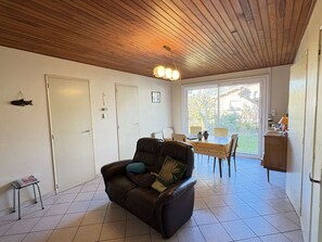 TV - Cozy Lakeside Holiday Home with Wi-Fi, Biscarrosse (Biscarrosse)