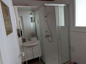 Bathroom - Cozy Lakeside Holiday Home with Wi-Fi, Biscarrosse (Biscarrosse)