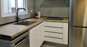 Fridge, microwave, oven, stovetop - Modern Apartment in Palamós, with Air Conditioning (Palamós)