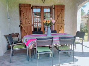 Outdoor dining - Vacation Home Near the Lake (Biscarrosse)