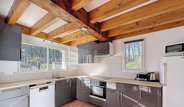 Réfrigérateur, micro-ondes, four, cafetière/bouilloire